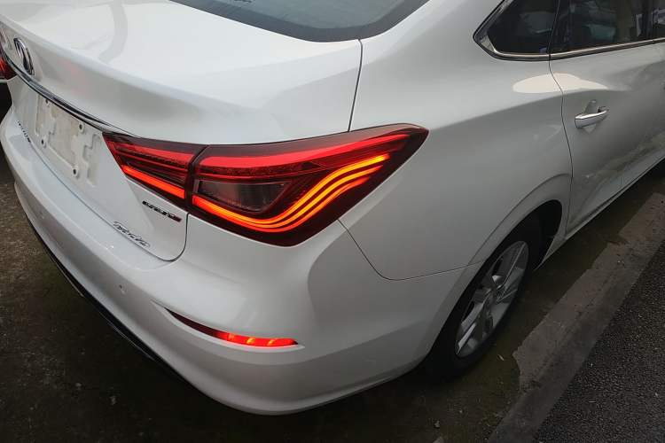 Used Changan Eado 2019 High-Energy Edition 1.6L GDI Manual Pioneer Model China VI Standard
