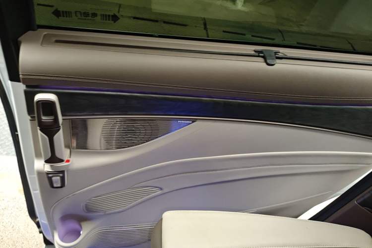 Used Denza D9 2022 DM-i 1040 Prestige Model
