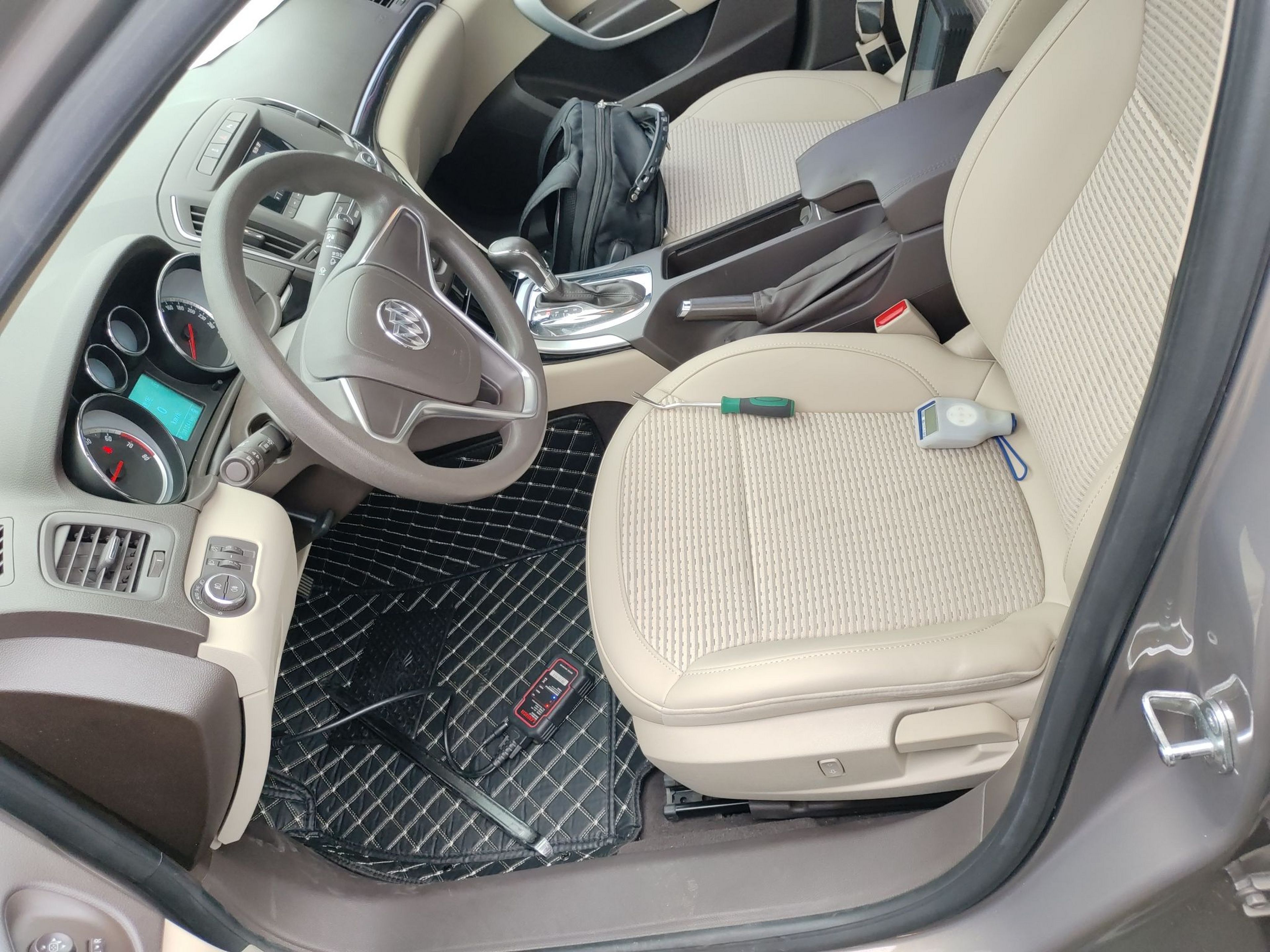 Переднее сиденье в автомобиле