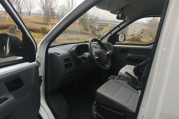 Used Wuling Yangguang 2024 300KM Comfort Version Passenger Van 75kW
