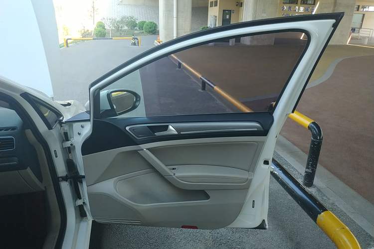 Used Volkswagen Golf 2016 230TSI Automatic Comfort Version
