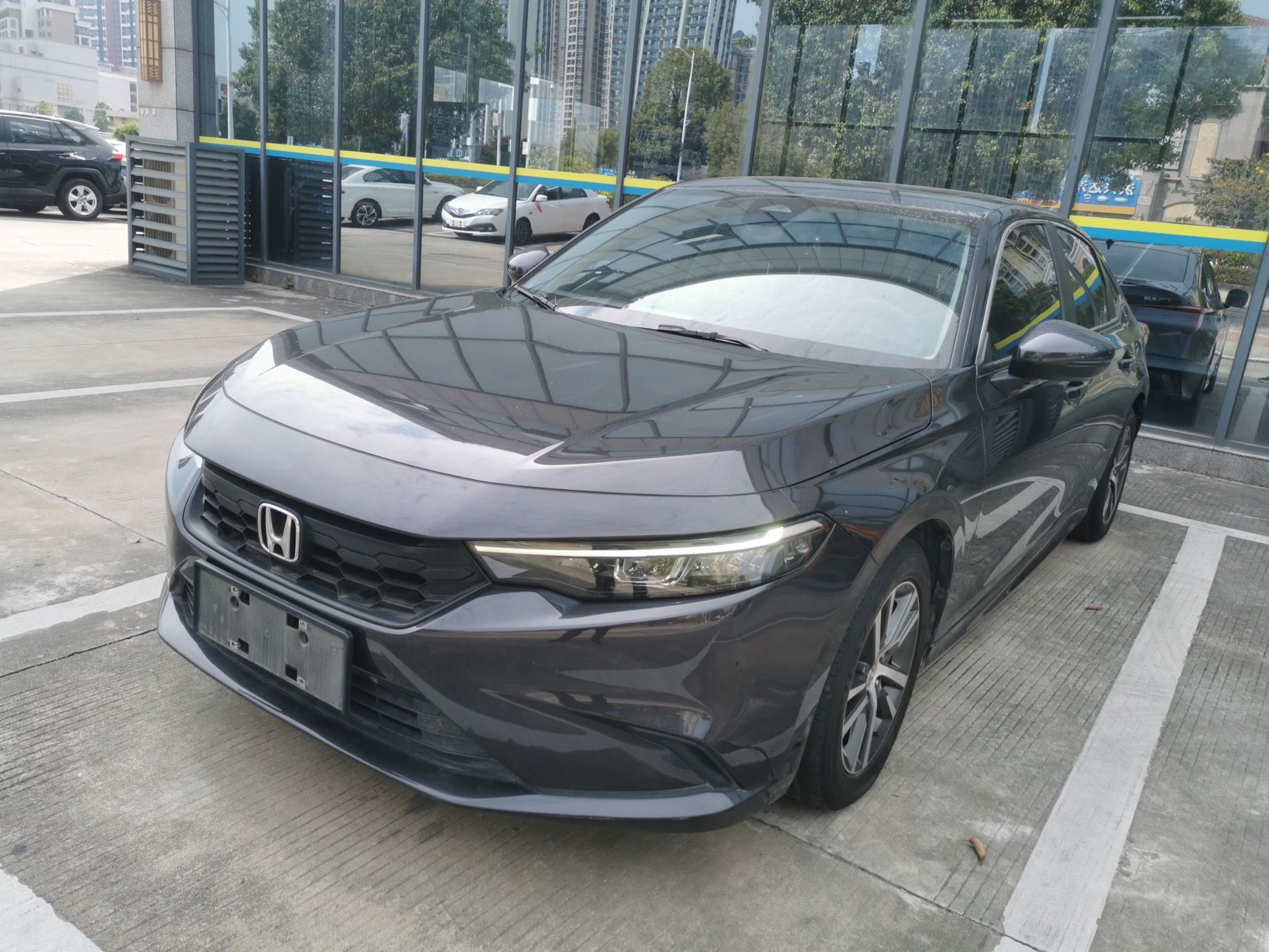 Под передней частью автомобиля