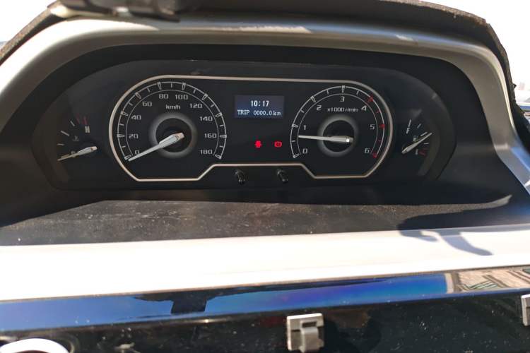 Used SAIC MAXUS Xintu V80 2021 2.0T Manual Classic City Delivery King Long Wheelbase Mid-Roof 3 Seats