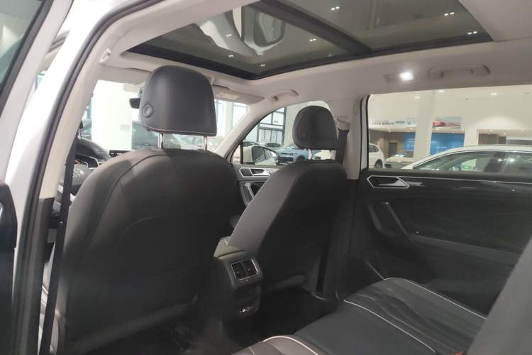 Used Volkswagen Tiguan L 2024 Outstanding Model 330TSI Automatic Two-Wheel Drive R-Line Dragon Glory Edition
