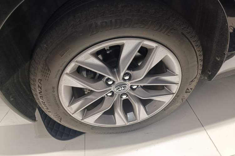 Used Toyota Avalon 2019 Dual-Engine 2.5L Luxury Edition China VI Standard
