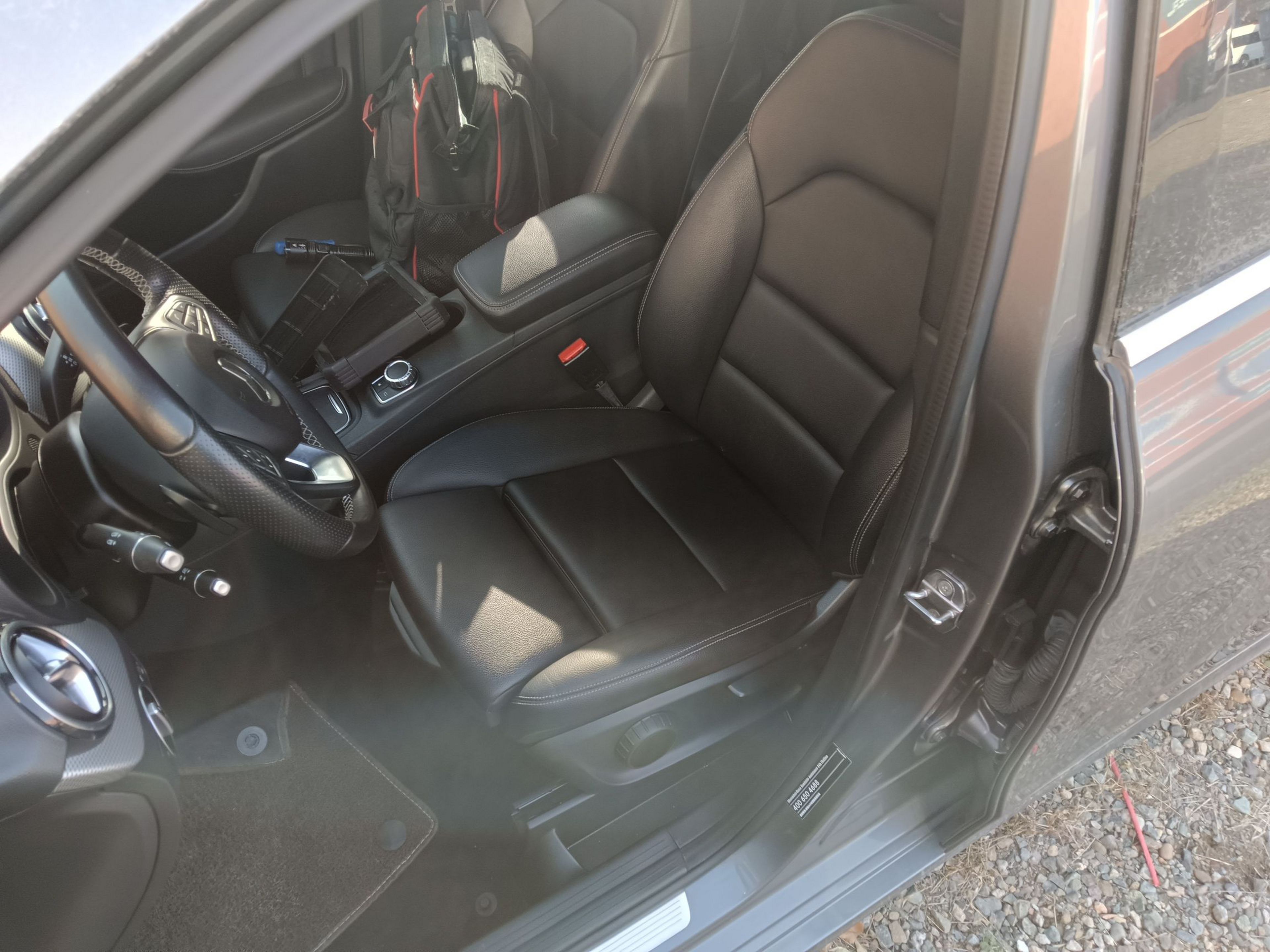 Переднее сиденье в автомобиле