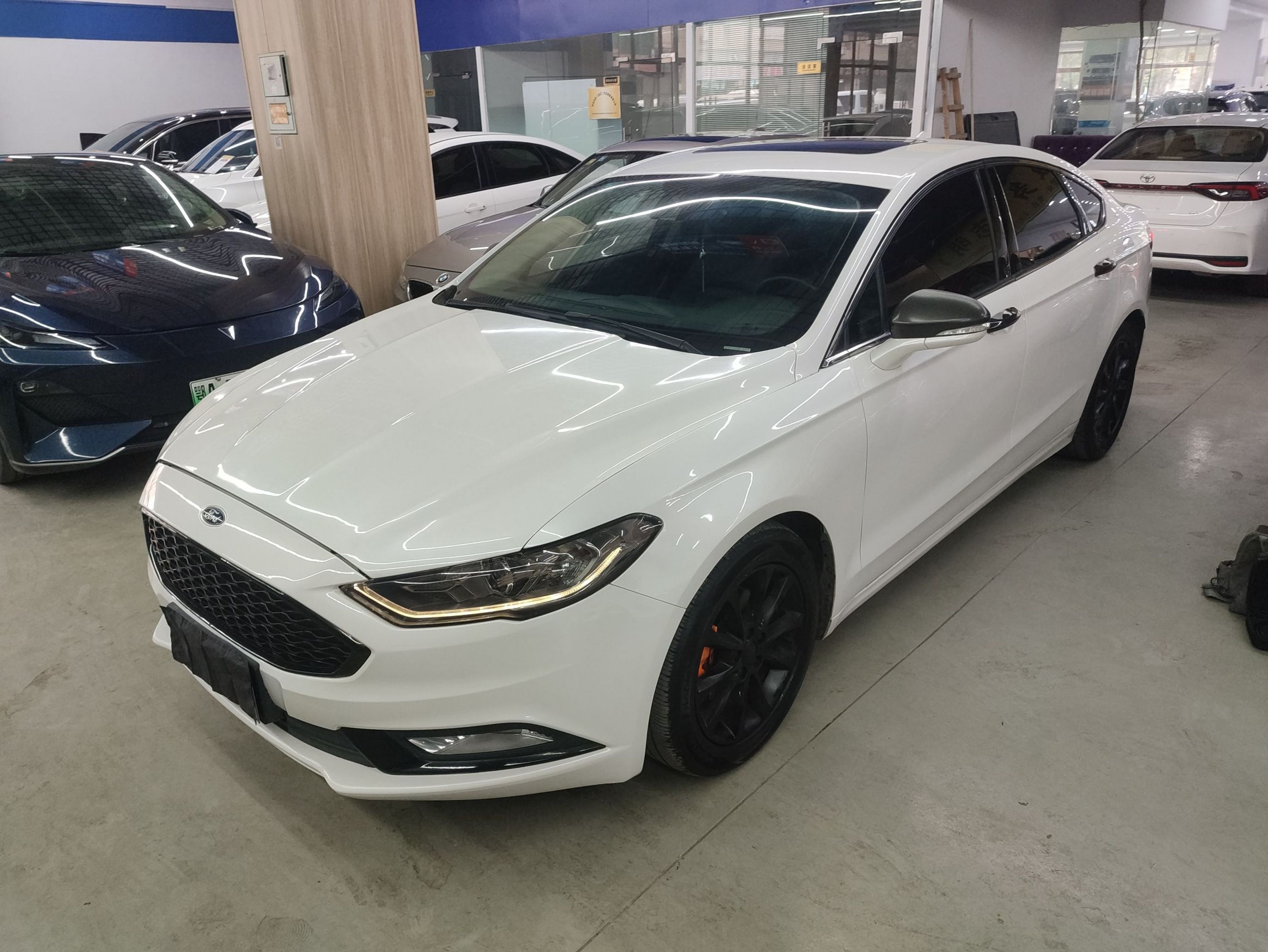 Под передней частью автомобиля