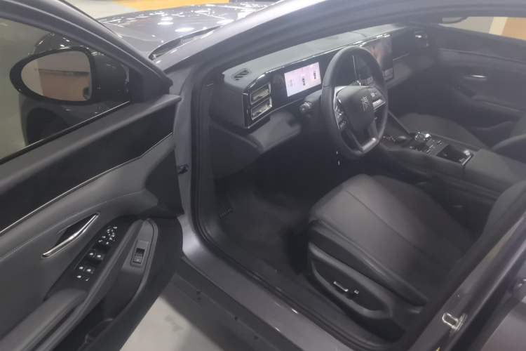 Used BYD Qin L 2025 DM-i Smart Drive 120KM Superior Model
