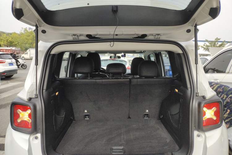 Used  Renegade 2018 Connected Large Screen Version 180T Automatic High-Energy Edition