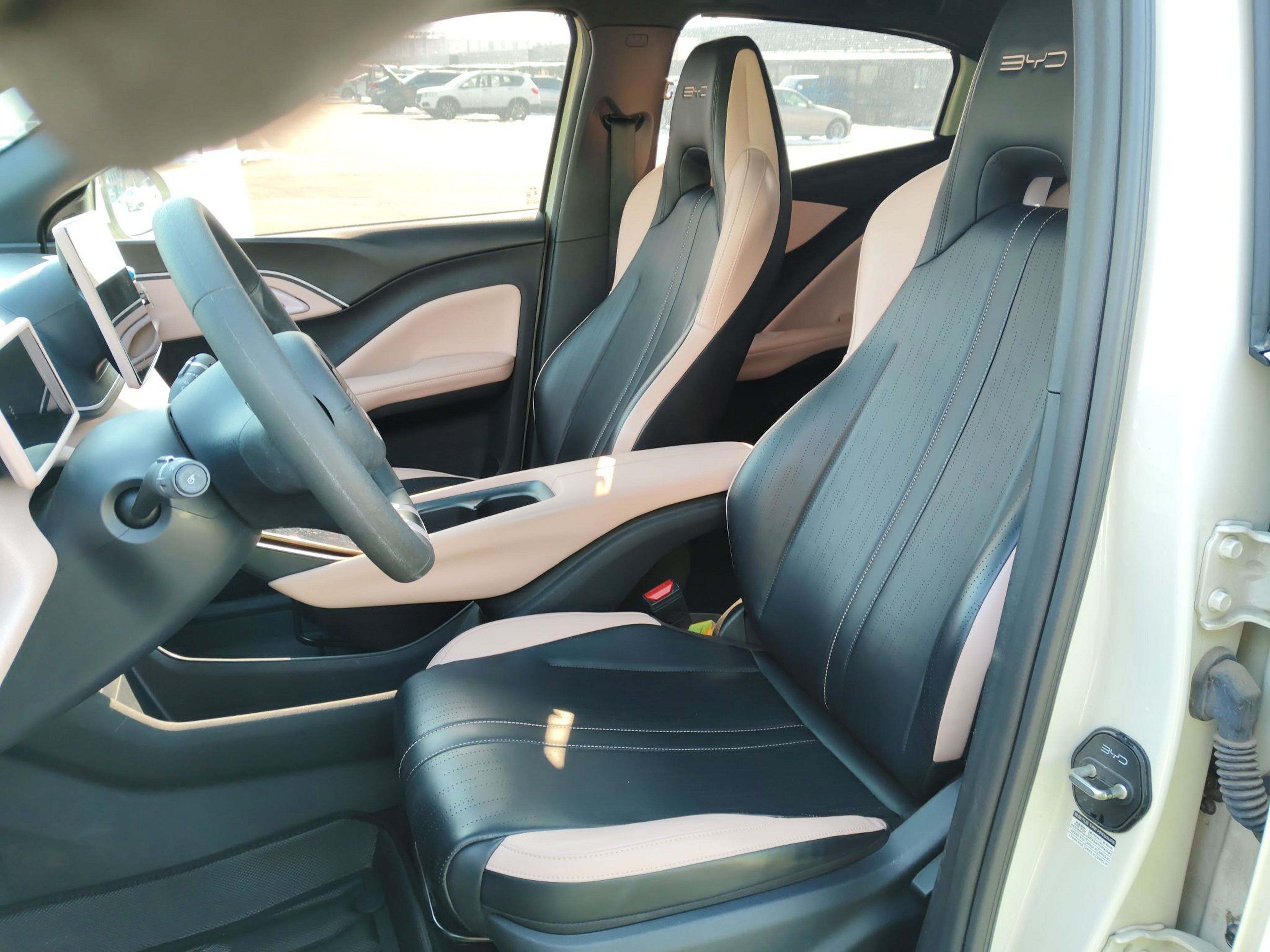 المقاعد الأمامية داخل السيارة