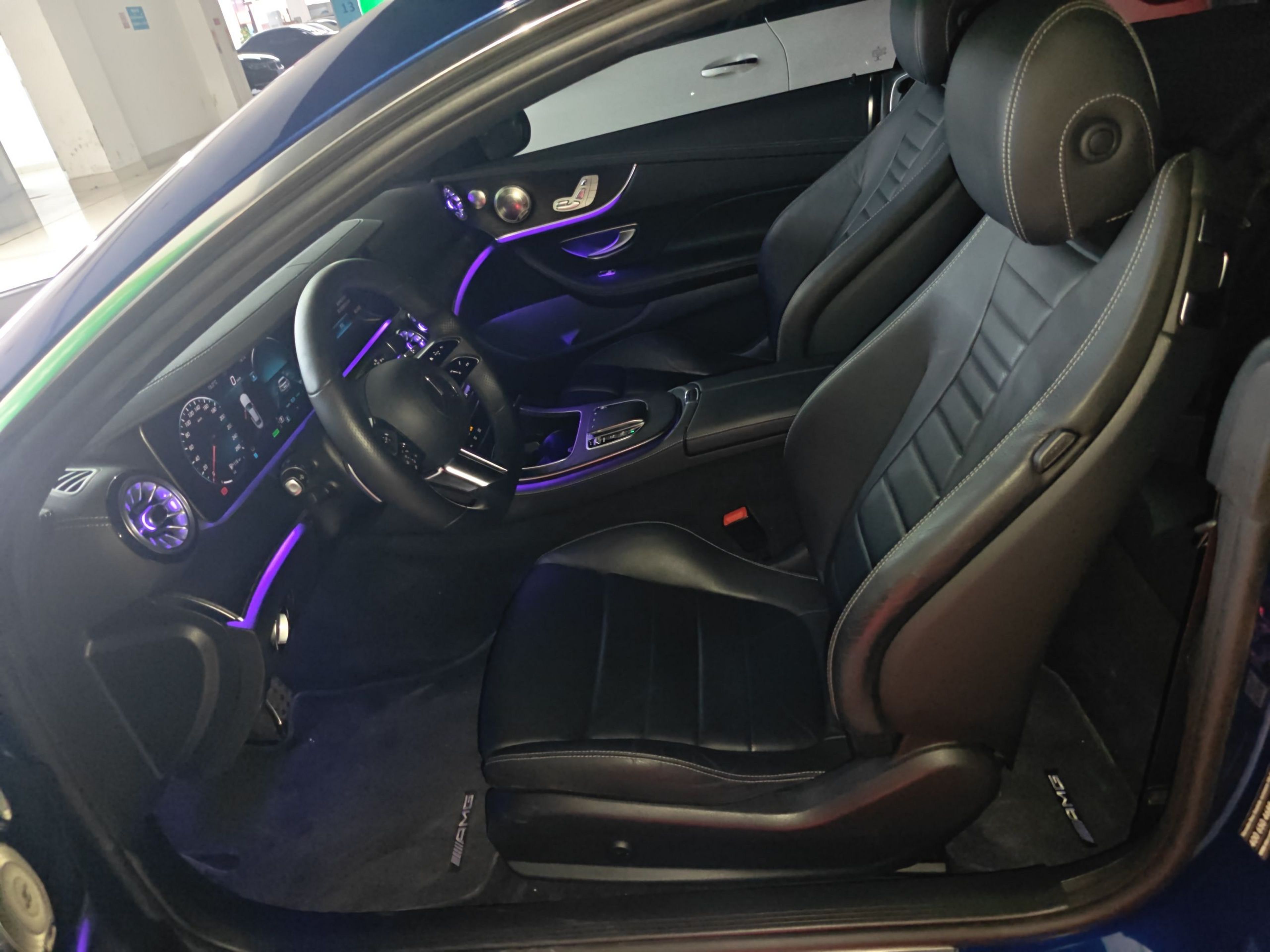 المقاعد الأمامية داخل السيارة