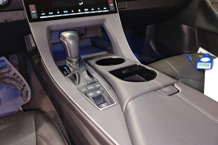 Used Toyota Avalon 2019 Dual-Engine 2.5L Luxury Edition China VI Standard
