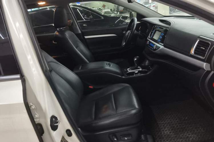 Used Toyota Highlander 2018 2.0T Four-Wheel Drive Luxury Edition 7 Seats China V Emission Standard
