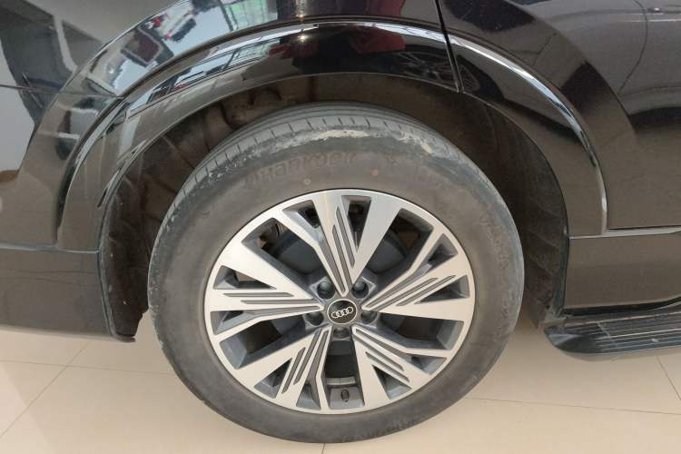 Used Audi Q5 e-tron 2023 40 e-tron Shining Edition Mecha Kit
