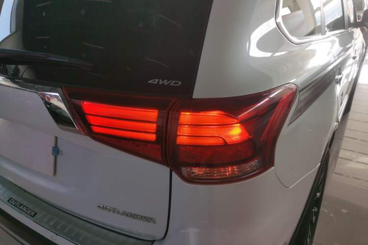 Used Mitsubishi Outlander 2019 2.4L 4x4 Zhi Xiang Edition 7 Seats China VI Standard
