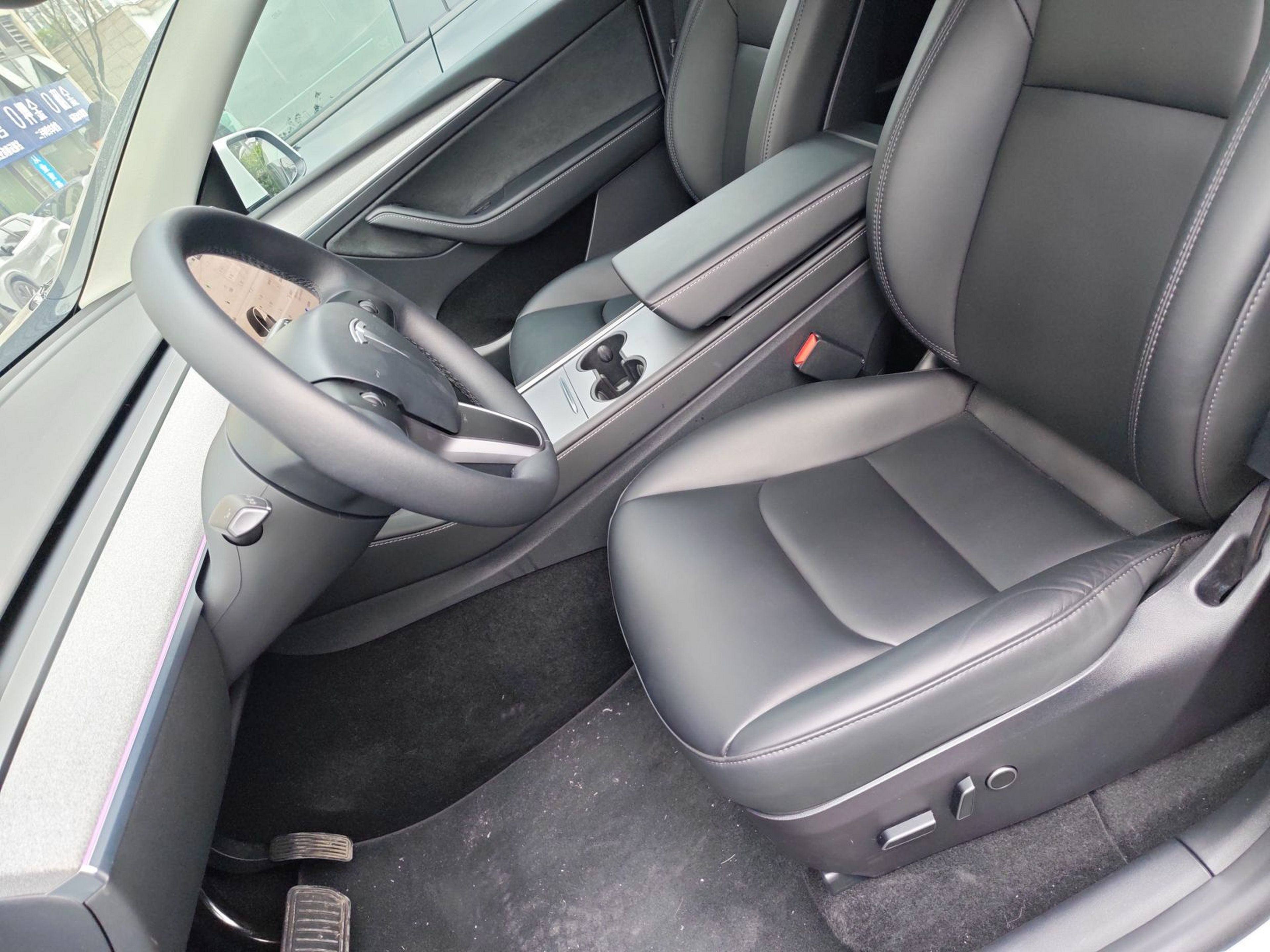 Переднее сиденье в автомобиле