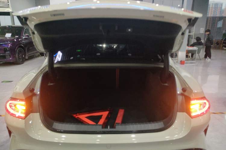 Used  SU7 2024 Rear-Drive Ultra-Long Range Advanced Pro-Level Intelligent Driving Version
