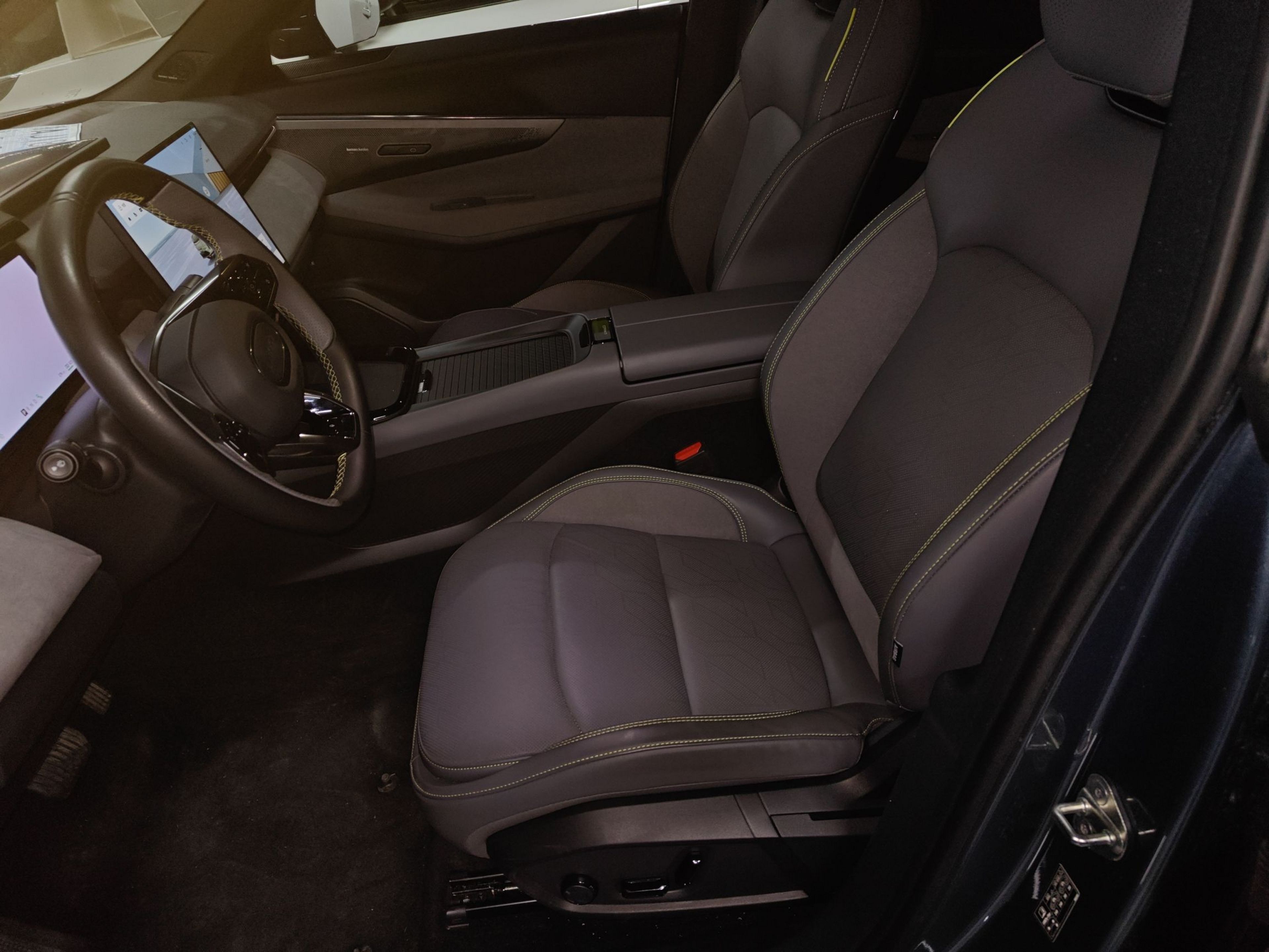 Переднее сиденье в автомобиле