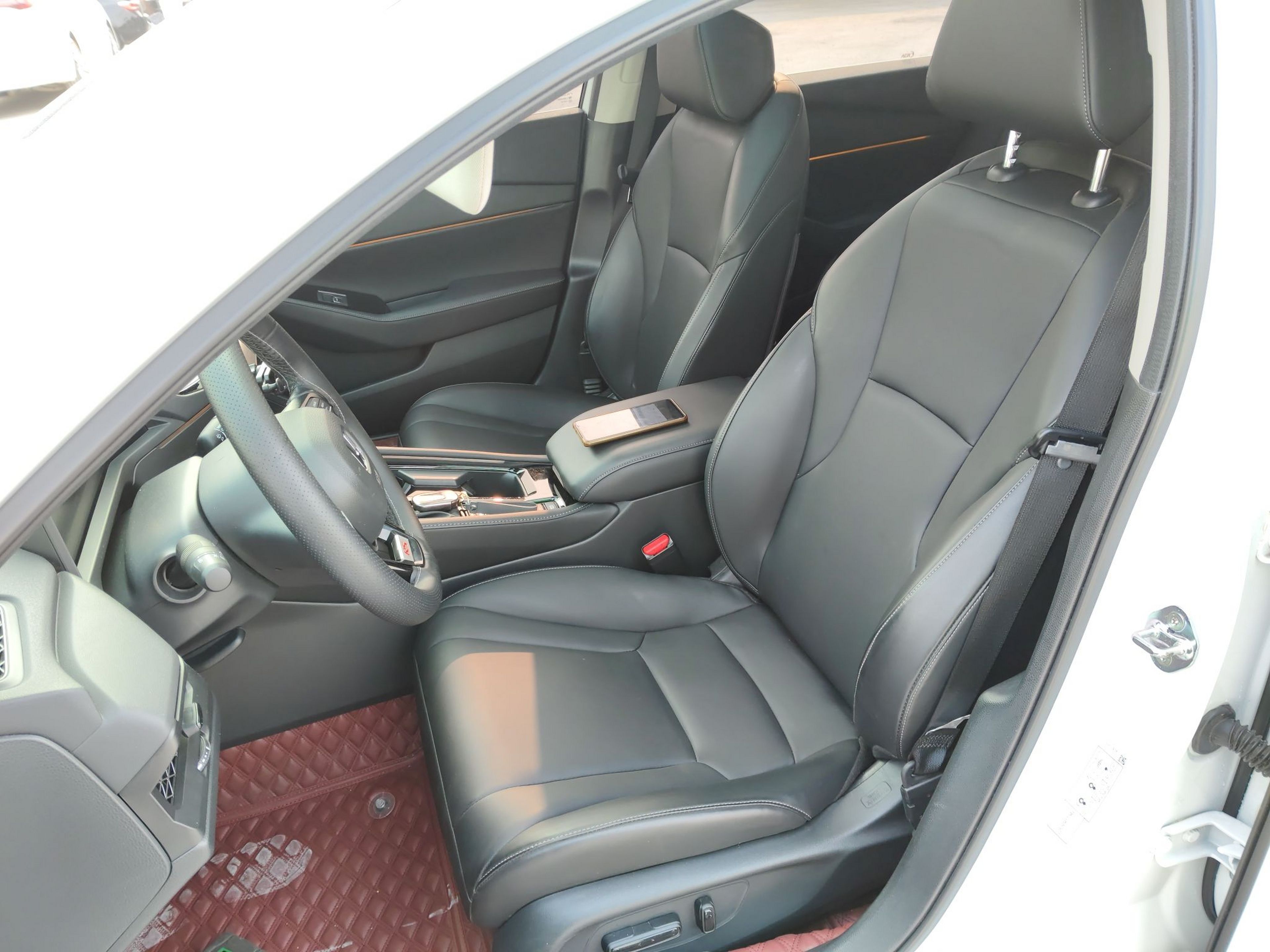 Переднее сиденье в автомобиле