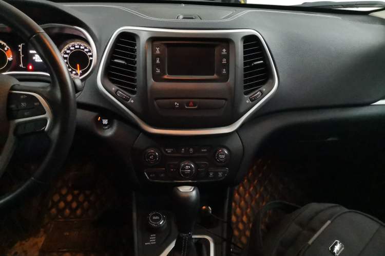 Used  Cherokee 2016 2.4L Professional Edition
