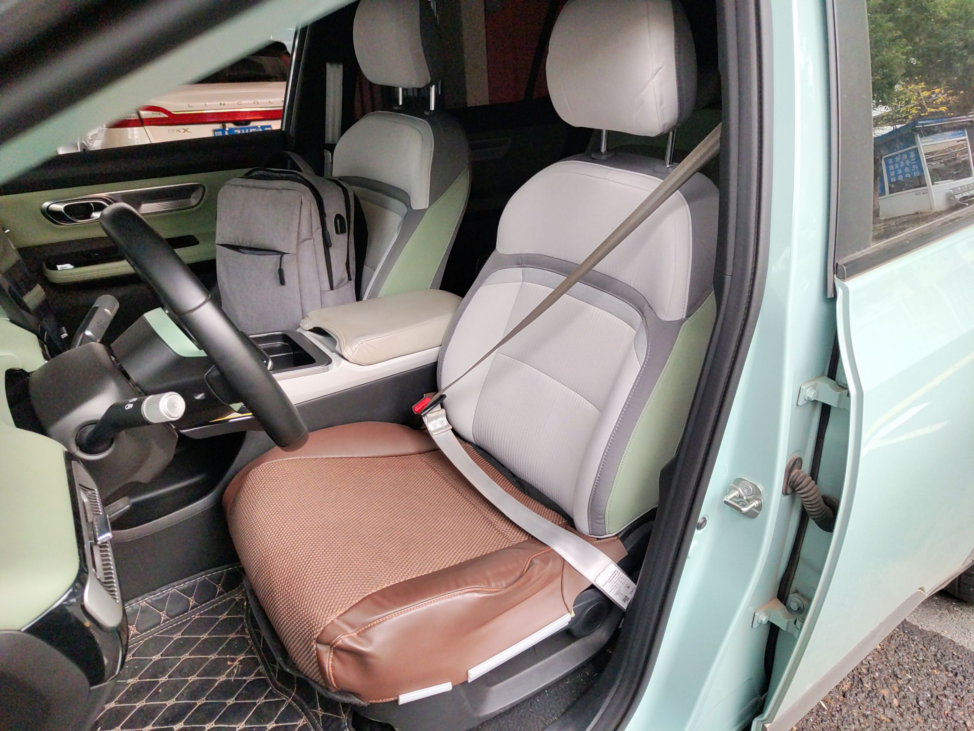 Переднее сиденье в автомобиле