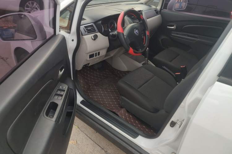 Used Venucia R50 2015 1.6L Automatic Fashion Edition
