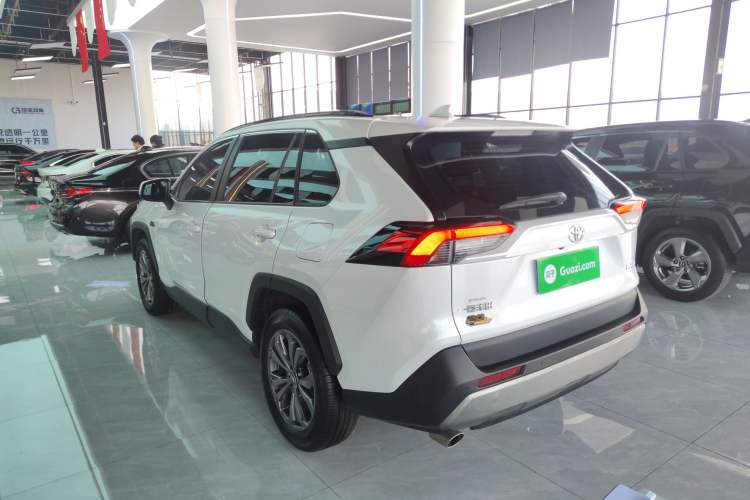 Used Toyota RAV4 2023 2.0L CVT Two-Wheel Drive 20th Anniversary Platinum Edition
