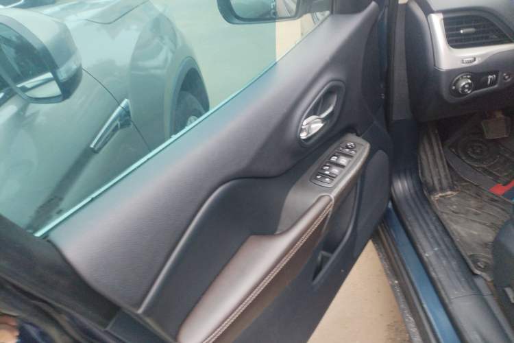 Used  Cherokee 2020 2.0L Two-Wheel Drive Classic Sports Edition
