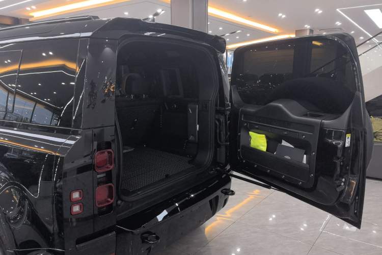 Used Land Rover Defender 2025 110 3.0T P400 – Dynamic HSE
