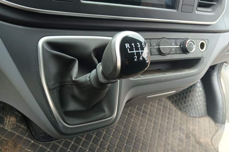 Used SAIC MAXUS Xintu V80 2023 2.0T Manual Classic Aoyuntong Short Wheelbase Ultra-Low Roof 5/6-Seater