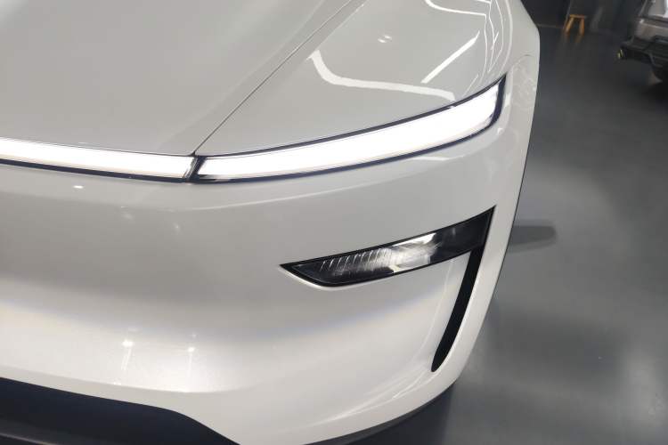 Used Tesla Model Y L 2025 Long-Range All-Wheel-Drive Version
