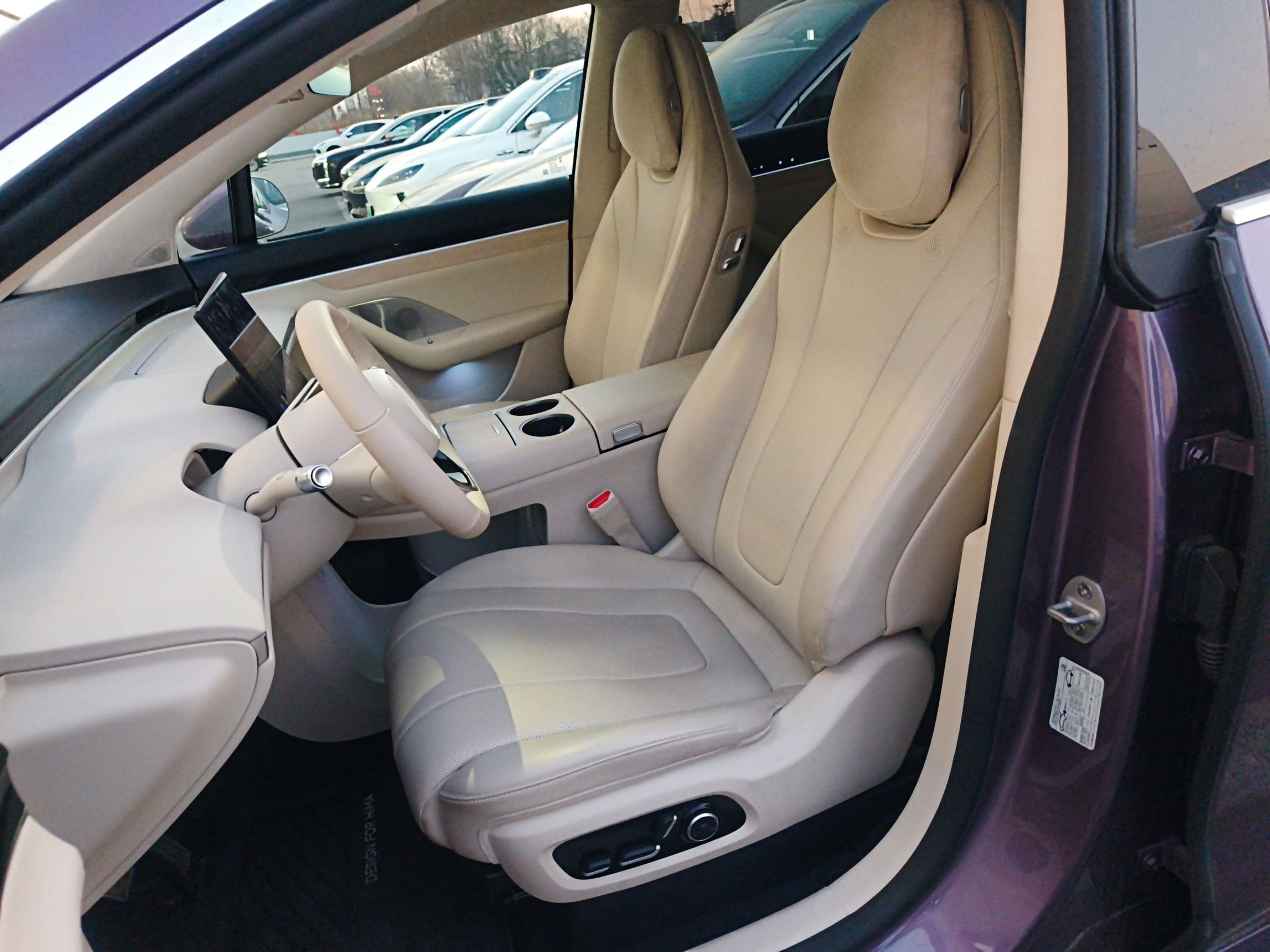 المقاعد الأمامية داخل السيارة