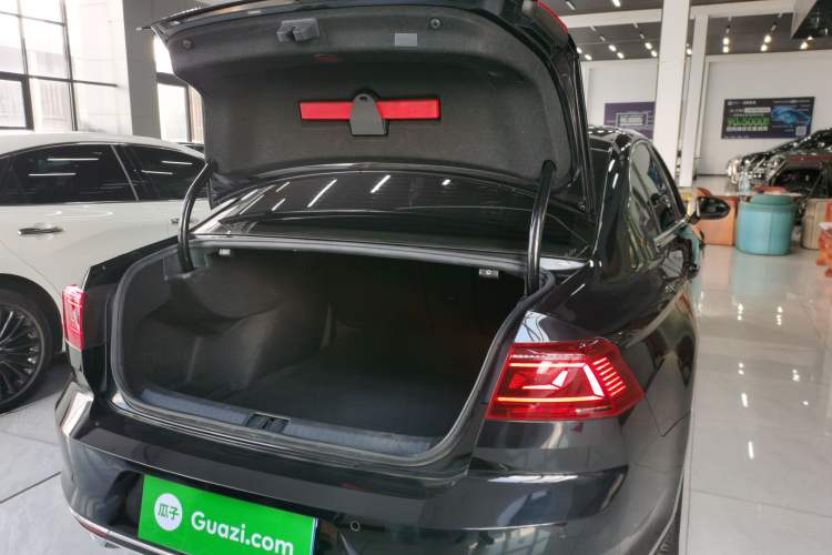 Used Volkswagen Magotan 2023 2 Million Units Limited Edition 330TSI DSG Leading Version
