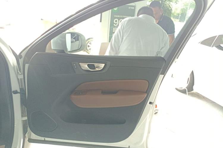 Used Volvo XC60 2025 B5 4x4 Smart Luxury Edition