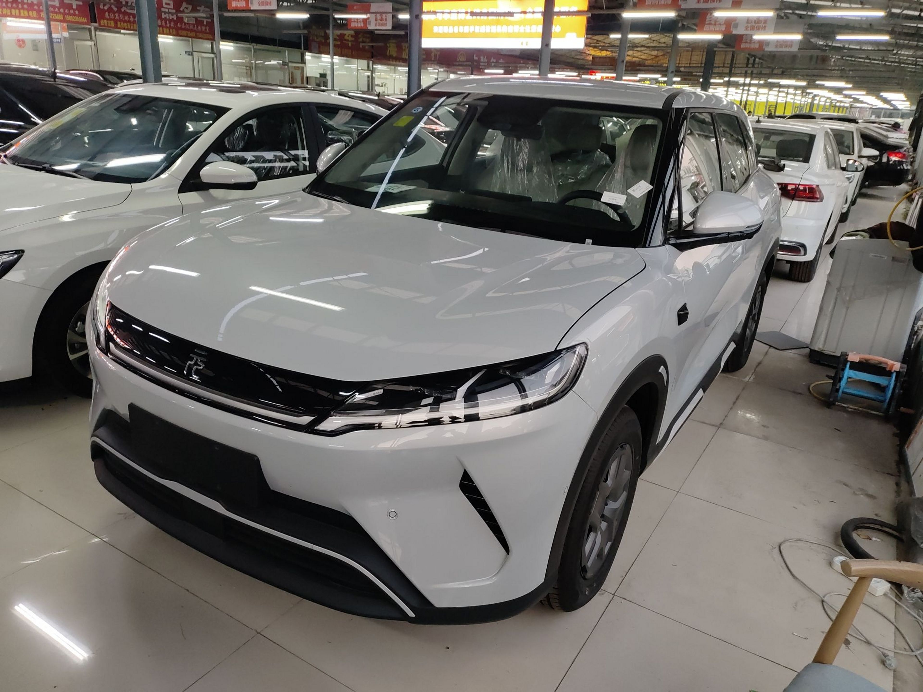 تحت مقدمة السيارة