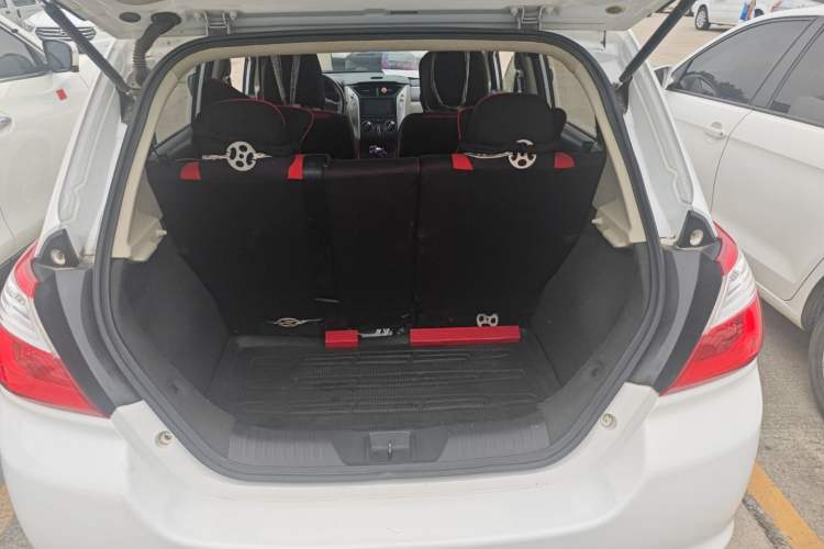 Used Venucia R50 2015 1.6L Automatic Fashion Edition
