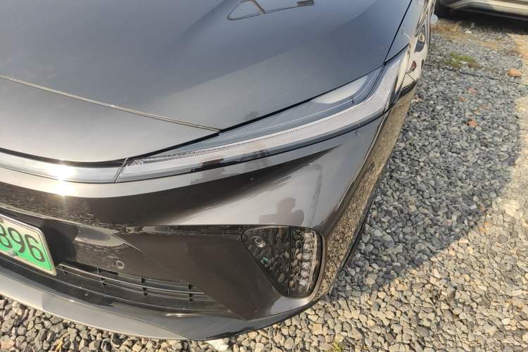 Used  R7 2023 Rear-Drive Screen King Edition
