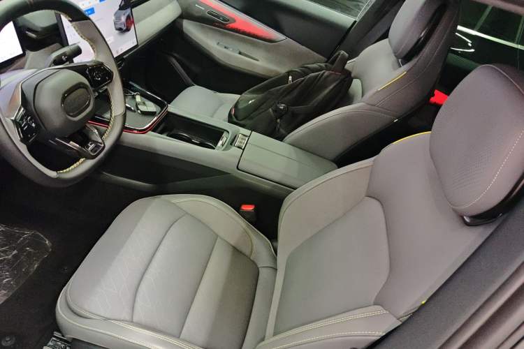 Used Lynk & Co 08 EM-P 2025 220 km All-Wheel-Drive Performance Halo
