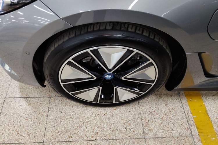 Used BMW i3 2023 eDrive 40 L Midnight Sports Package
