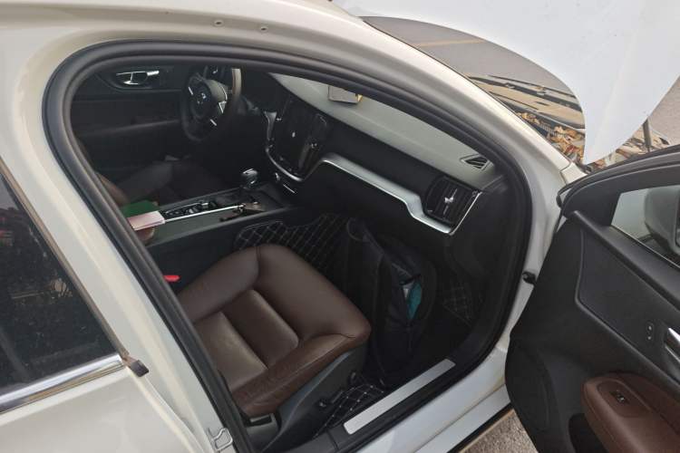 Used Volvo S60 2021 T4 Zhiyi Luxury Edition
