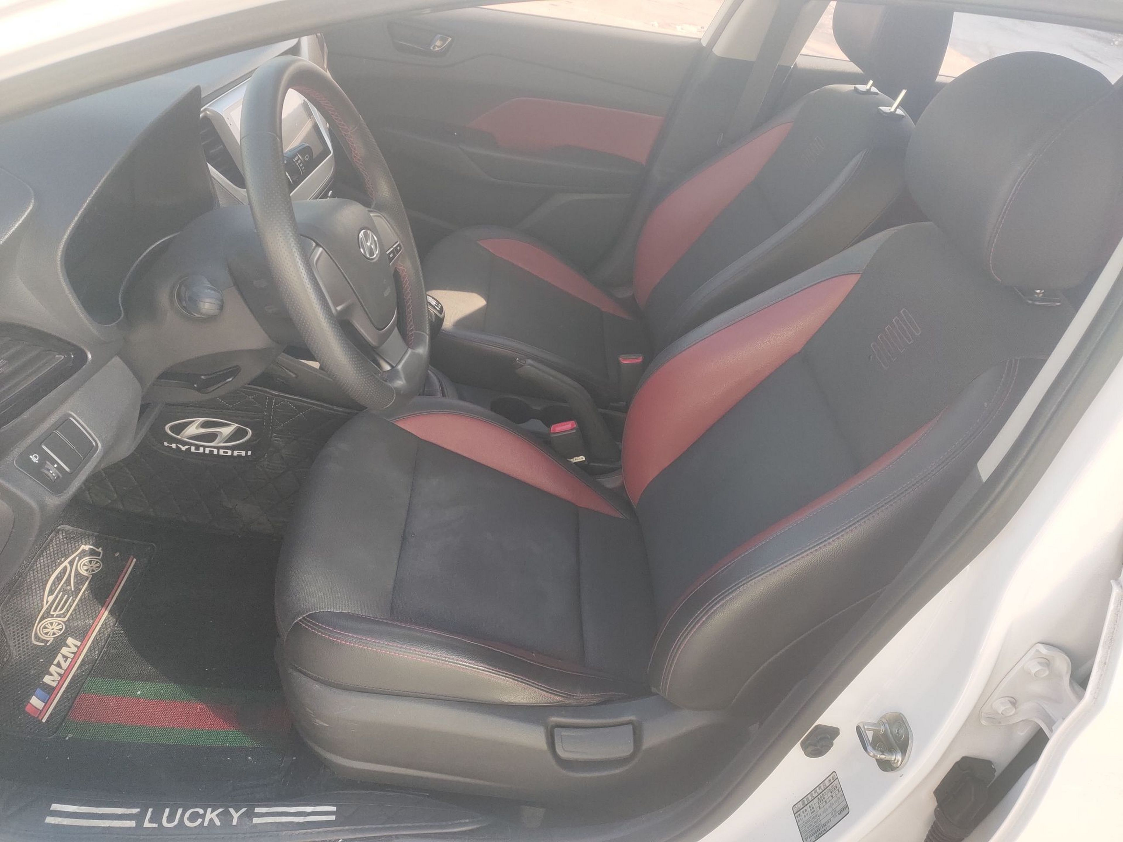 المقاعد الأمامية داخل السيارة