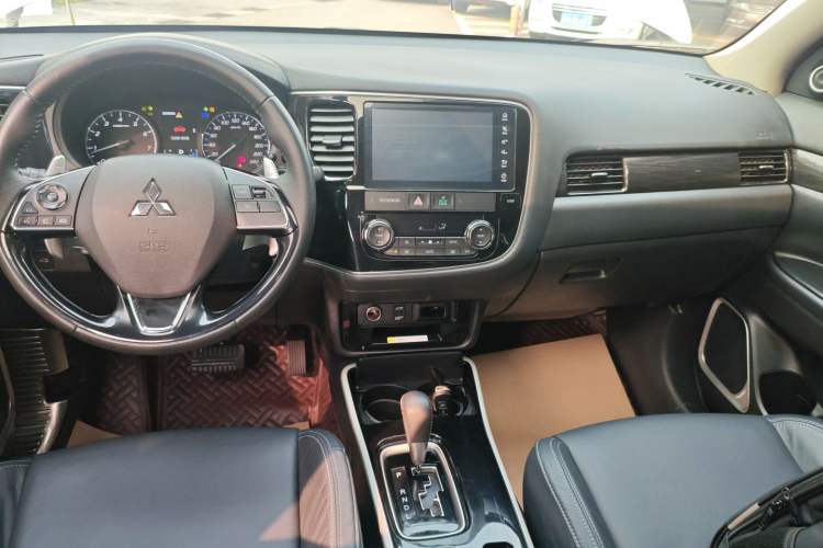 Used Mitsubishi Outlander 2019 2.4L 4x4 Zhi Xiang Edition 7 Seats China V Emission Standard
