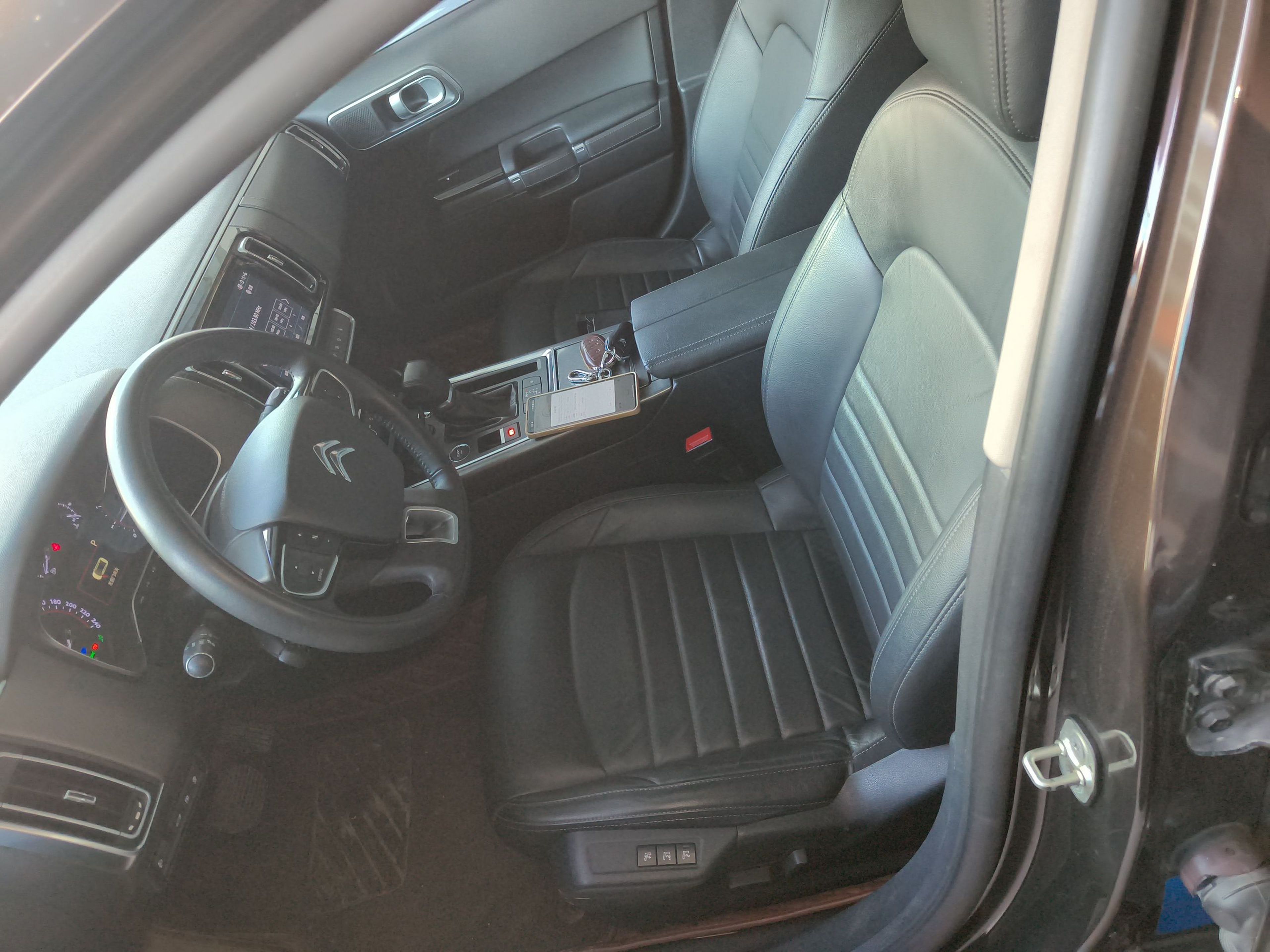 Переднее сиденье в автомобиле