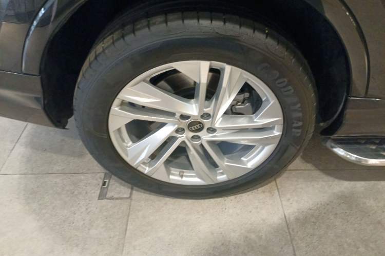 Used Audi Q7 2023 45 TFSI quattro S line Sport model
