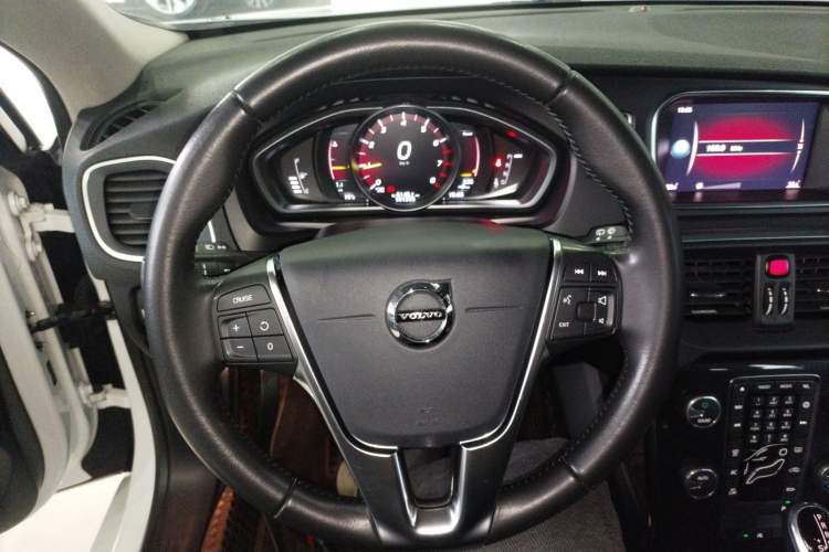 Used Volvo V40 2018 T3 Zhiyi Edition
