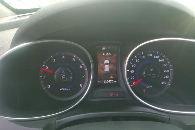 Used Hyundai Santa Fe 2015 2.4L Automatic Two-Wheel Drive Smart Version 5 Seats
