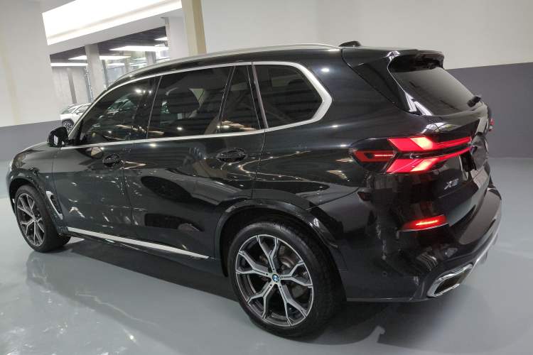 Used BMW X5 2023 xDrive 30Li Luxury M Sport Package
