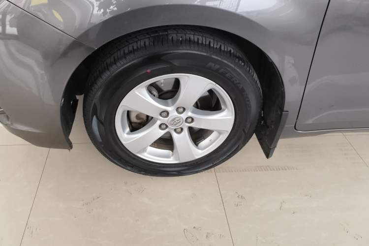 Used Toyota Sienna 2015 3.5L Two-Wheel Drive L Version—U.S. Specification