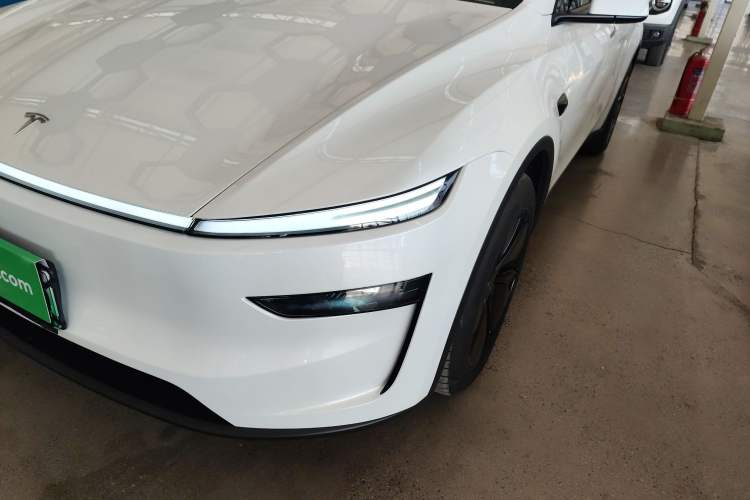 Used Tesla Model Y 2025 Long-Range All-Wheel-Drive Version
