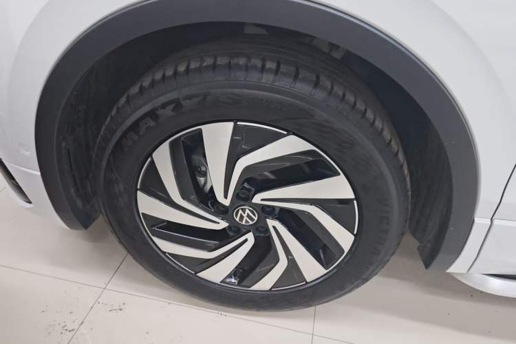 Used Volkswagen Tiguan L 2024 Outstanding Model 330TSI Automatic Two-Wheel Drive R-Line Dragon Glory Edition
